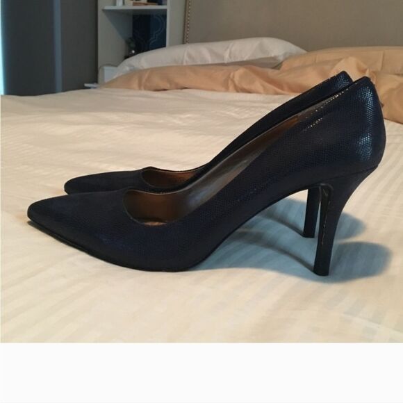 BCBG PUMPS - Picture 3 of 7